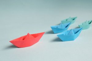 barquitos de papel que simbolizan liderazgo